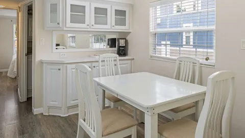 Keys Cottage with Sleeping Loft Sleeps 6 — image 2 of 11