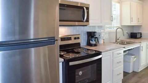 Elite One Bedroom Cottage — image 2 of 11