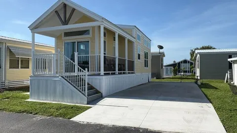Signature Cottage 1 Bedroom with loft — image 1 of 10