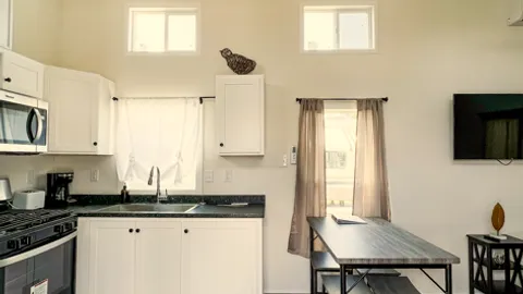 Parkview Cottage - Bluff (4 Person) — image 2 of 10