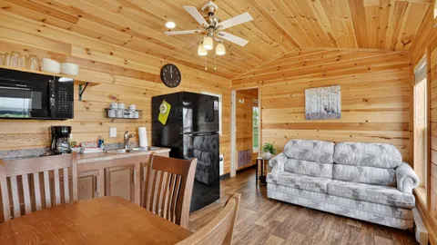 Deluxe Cabin #3 - Sleeps 8 — image 6 of 6