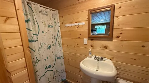 Gracie's Cabin — image 2 of 5