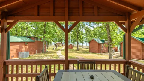 Queen Cabin — image 2 of 8