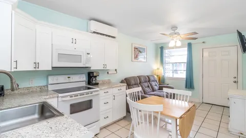 Small 2 Bedroom Cottage - 2 Queen Beds — image 1 of 5