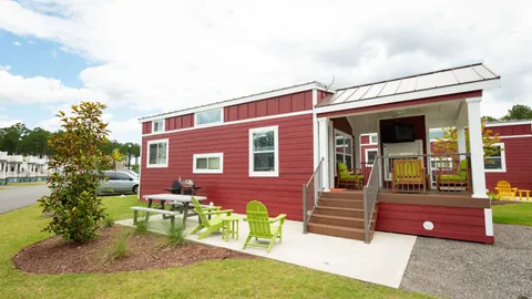 Carolina Cottage 2 Bedroom w/ Fireplace Porch — image 2 of 12