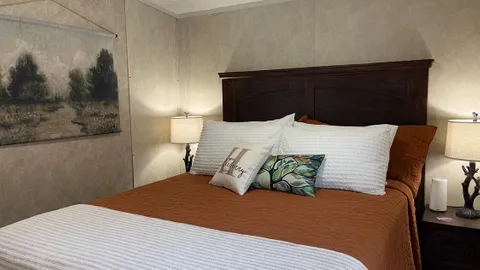 Deluxe Cabin on Pond Sleeps 4 ~Wi-fi ~Smart TV~Pet — image 13 of 13