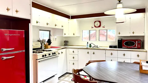 Retro Trailer — image 7 of 7