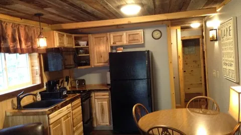 Bear Den Cabin — image 2 of 6