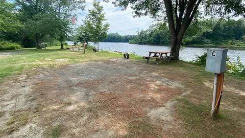 30 Amp Electric & Water RV Site — image 2 of 10