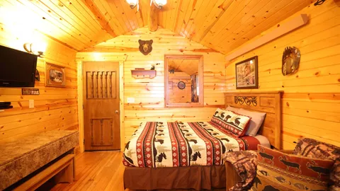 Bears Den Cabin — image 2 of 14