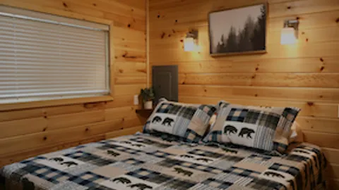 Deluxe Cabin #6 - Sleeps 6 — image 5 of 5