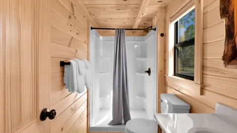 LUXURY CABIN — image 7 of 7