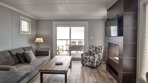Luxury Lakefront Diamond Cottage 2 Bedroom w/ Rooftop Patio — image 15 of 15