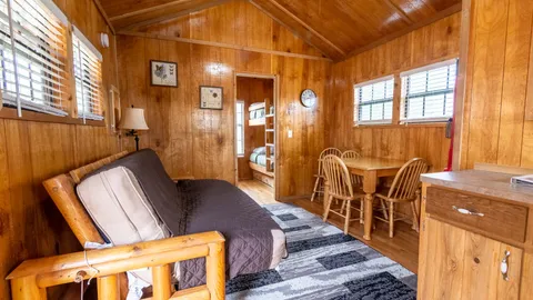 Turtle Den Cabin — image 2 of 4