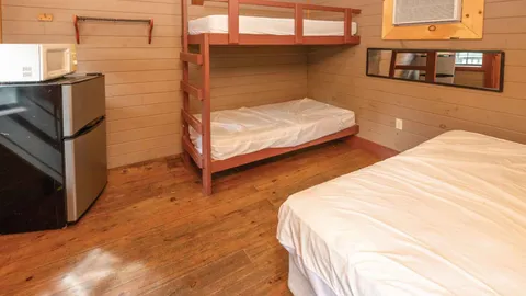 Small Cabin — image 10 of 10