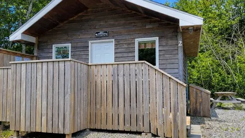 Deluxe cabin -Double/Bunk - sleeps 4 — image 2 of 6