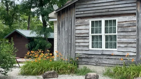 Bird of Paradise Duplex Cabin — image 1 of 10
