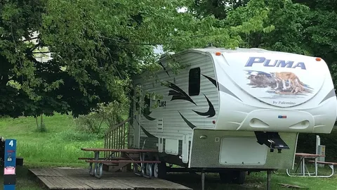 30 & 50 AMP Back-In RV & Tent Sites w/shade — image 2 of 5