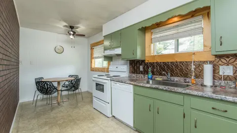 Poolside Home Rental — image 9 of 9