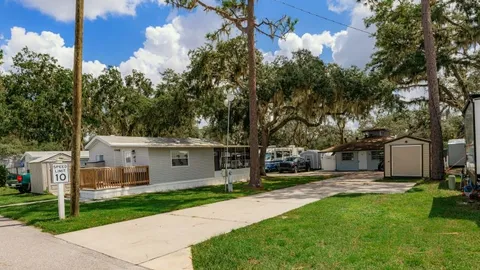 Premium Heartlands Full Hookup RV Site — image 1 of 1