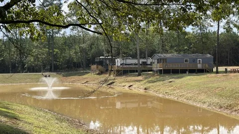 Deluxe RV on Pond ~Sleeps 7 ~Dog Park ~Playground — image 8 of 8