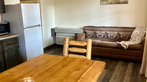 Large Cabin — image 2 of 5