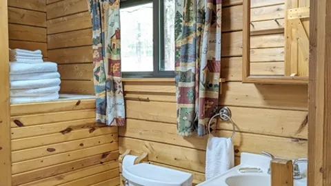 C04 Woodpecker Cabin — image 19 of 19