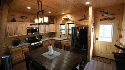 Owner's Cabin — image 2 of 13