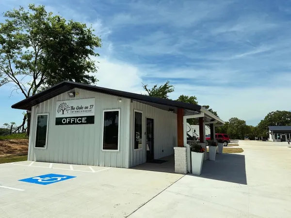 The Oaks on 37 Tiny Homes & RV Resort, Mount Vernon, Texas campground