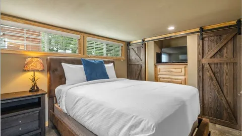 Family Cabin — image 7 of 7