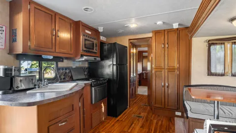 RV Rental Y504 — image 6 of 6