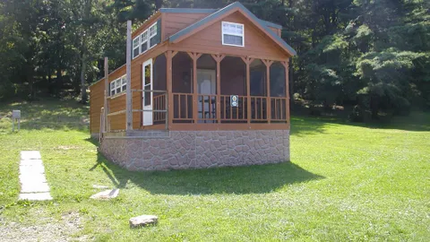 Deluxe Yakky Doodle Single Loft Cabins — image 1 of 5