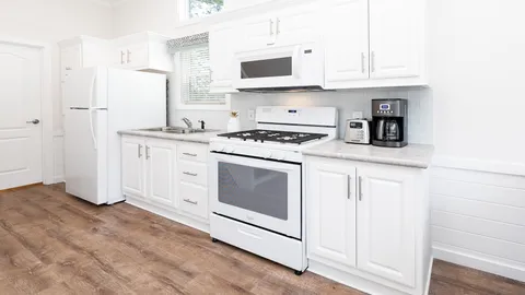 Carolina Cottage 2 Bedroom w/ Loft — image 2 of 11