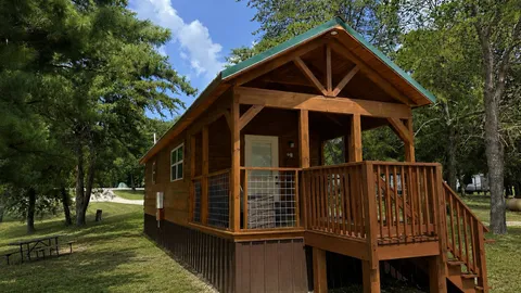 Bluegrass Bungalow Sleeps 6 — image 1 of 9