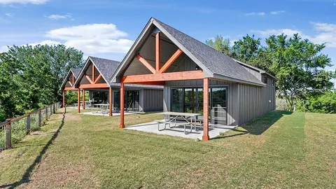 Cabins — image 1 of 12