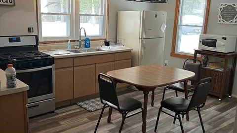 3 Bedroom/2Bath Cottage — image 2 of 6