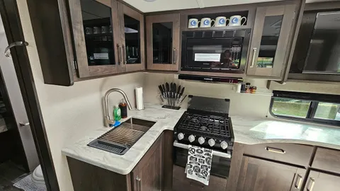 Owner's Camper — image 2 of 8