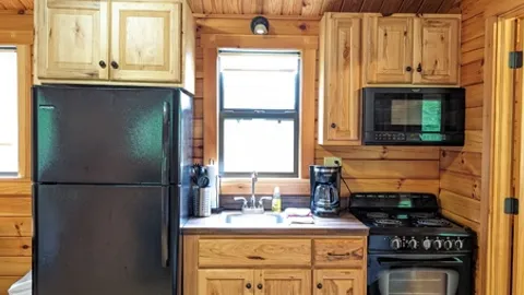 C10 Pheasant Cabin — image 2 of 15