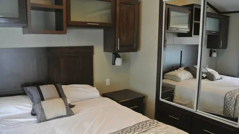 Luxury Lakefront Cottage 2 Bedroom — image 8 of 8