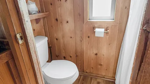 Cindy Bear Lakeview Cottage — image 2 of 15