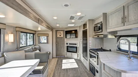 Luxury RV Sleeps 6 — image 7 of 7
