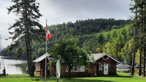 Lakehouse Cottage -  3 Bedroom cottage w/ Private Bathroom, 2 Double Beds & 2 Single, 1 queen — image 1 of 21
