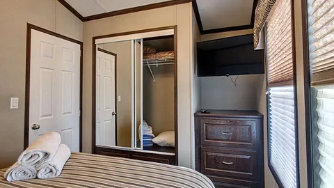 Lakeview Rental Cottage 2 Bedroom — image 2 of 12