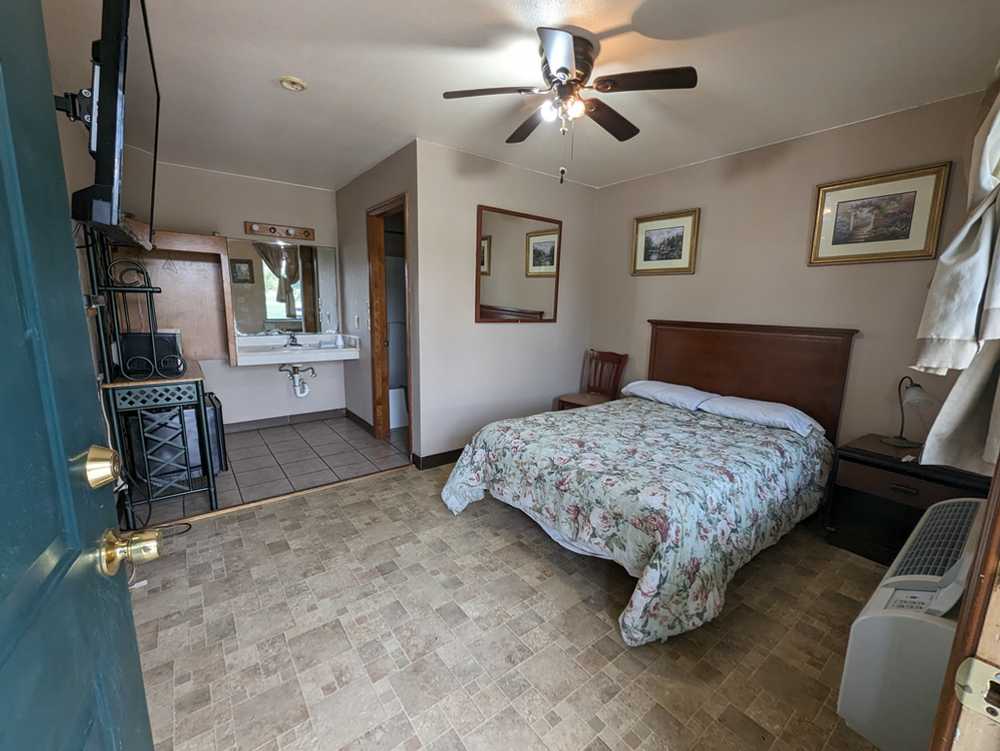 Lucky Buck's Lodge & RV Park, Omaha, Texas - Photo 4