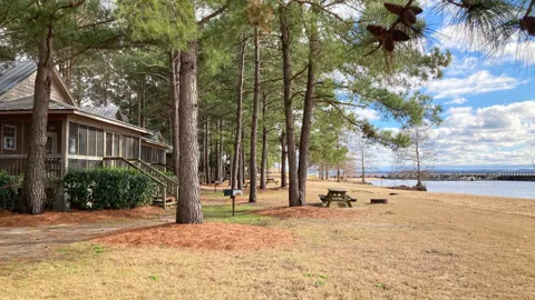 Premium Water Front 2 Bedroom Cabin — image 2 of 9
