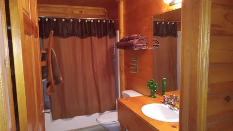 Deluxe One Bedroom Cabin — image 10 of 10