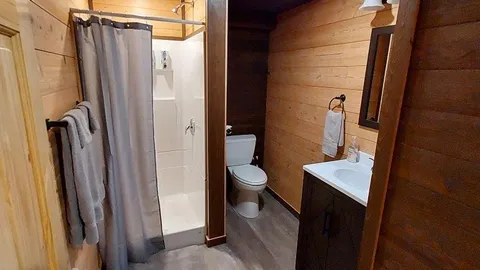 Cabin C04 — image 2 of 9