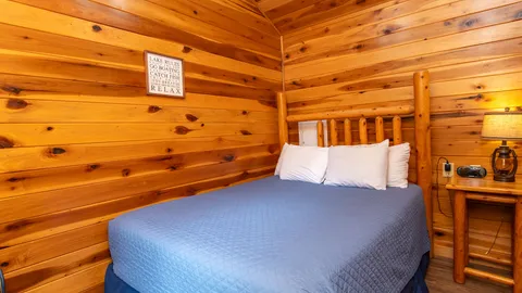 Queen Cabin — image 2 of 8