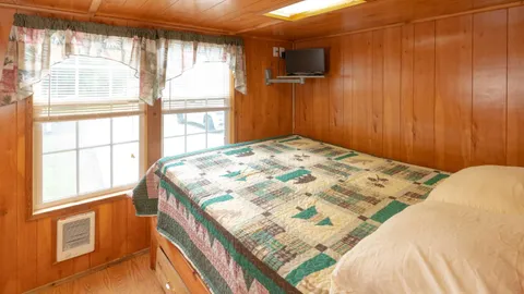 Cabin Rental 2 Bedroom — image 2 of 11