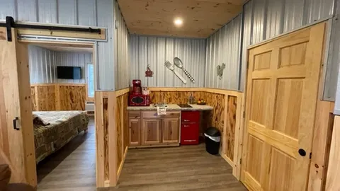 Queen Suite — image 2 of 6